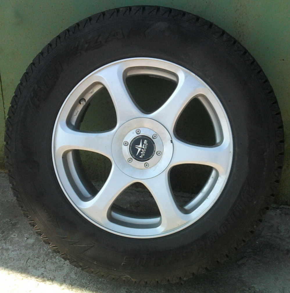 Bridgestone Blizzak 215 / 70 R 16